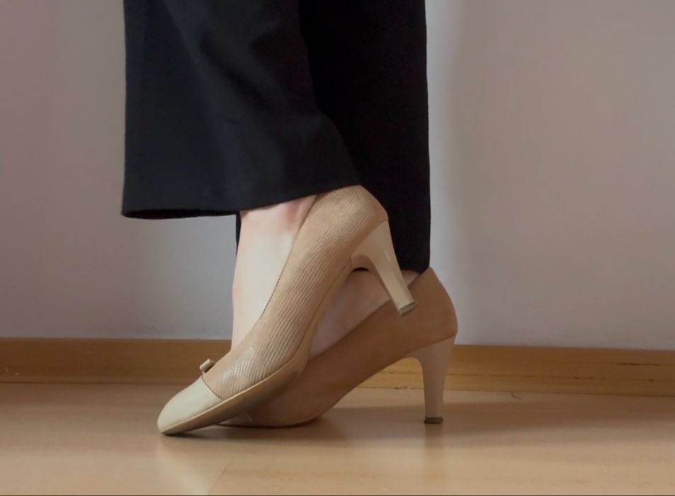eleganckie buty damskie na obcasie beżowe Lasocki buty z kokardką