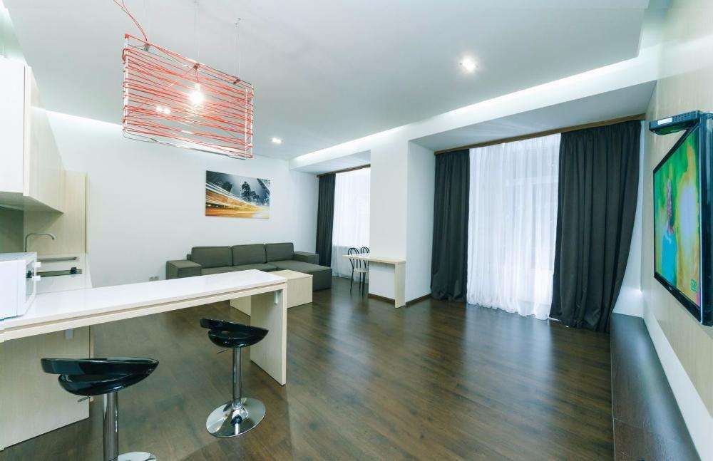 LUX.  3к Хрещатик 21, метро Хрещатик, Майдан, з терасою