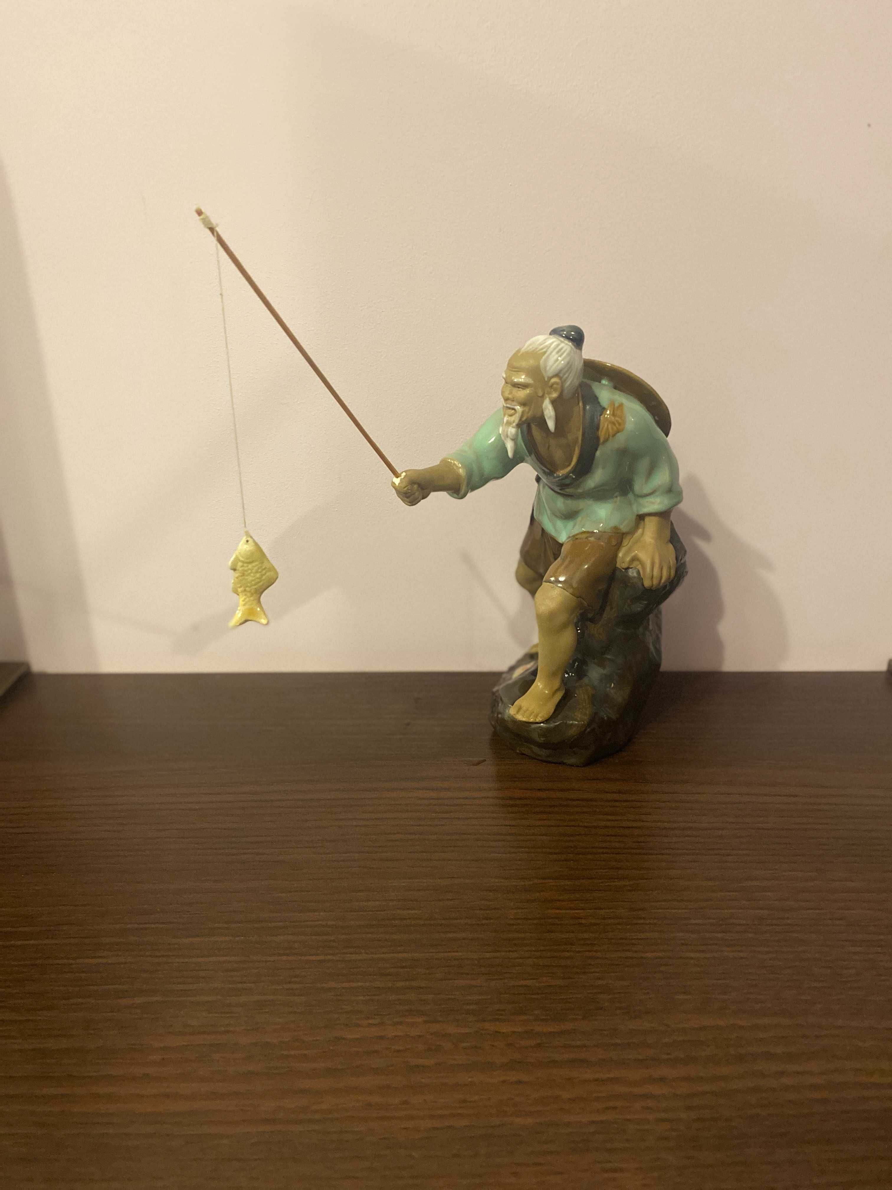 Porcelanowa Figurka Rybak z Wędką