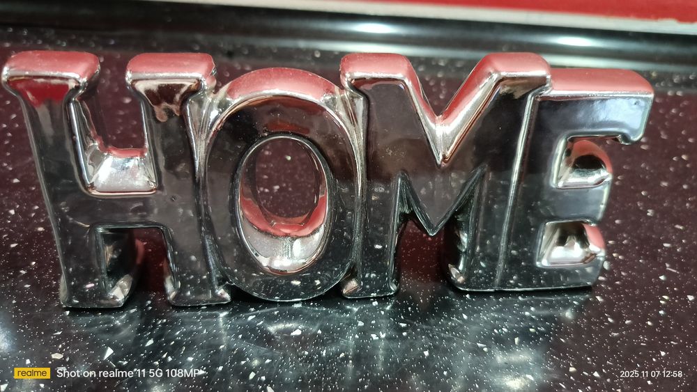 Srebrna ozdoba Home.