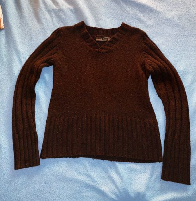 camisola em V de malha castanha escura da Zara.