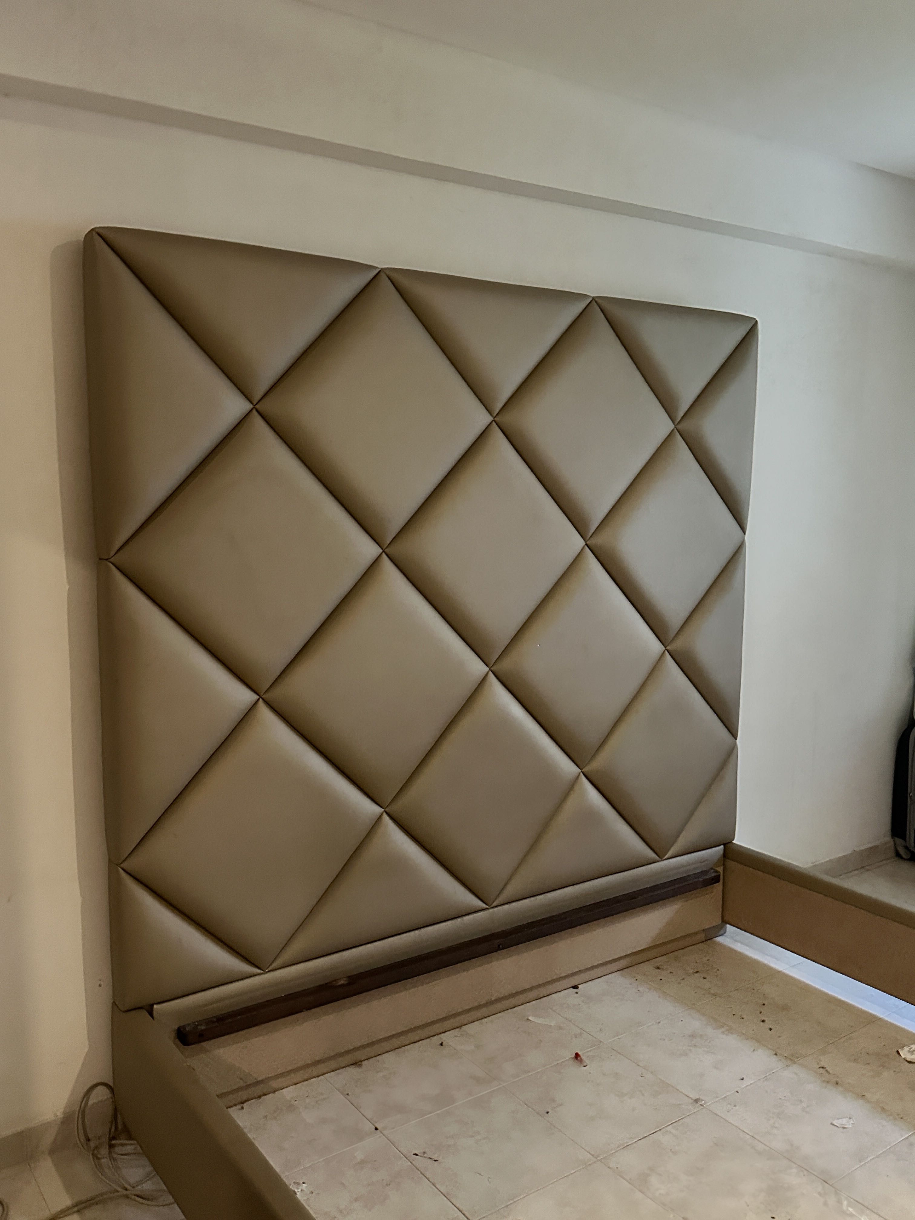 Cama de casal com cabeceira alta