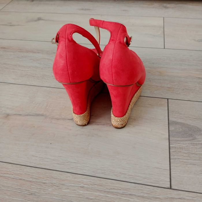 Sandałki na koturnie