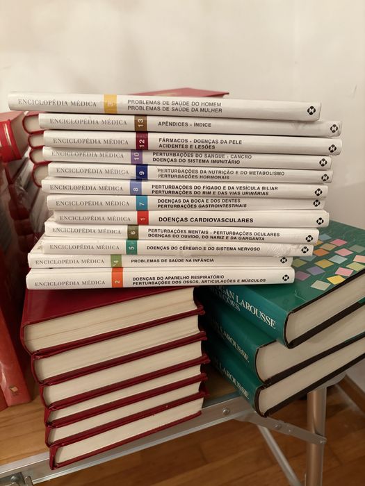 Diversos livros e enciclopedias