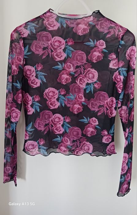 Piękna bluzka z siateczki w kwiaty