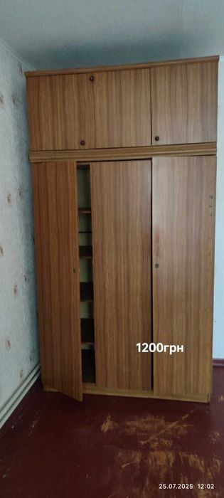 продается мебель разная(шифанеры, трильяж,стол,тумбочки)