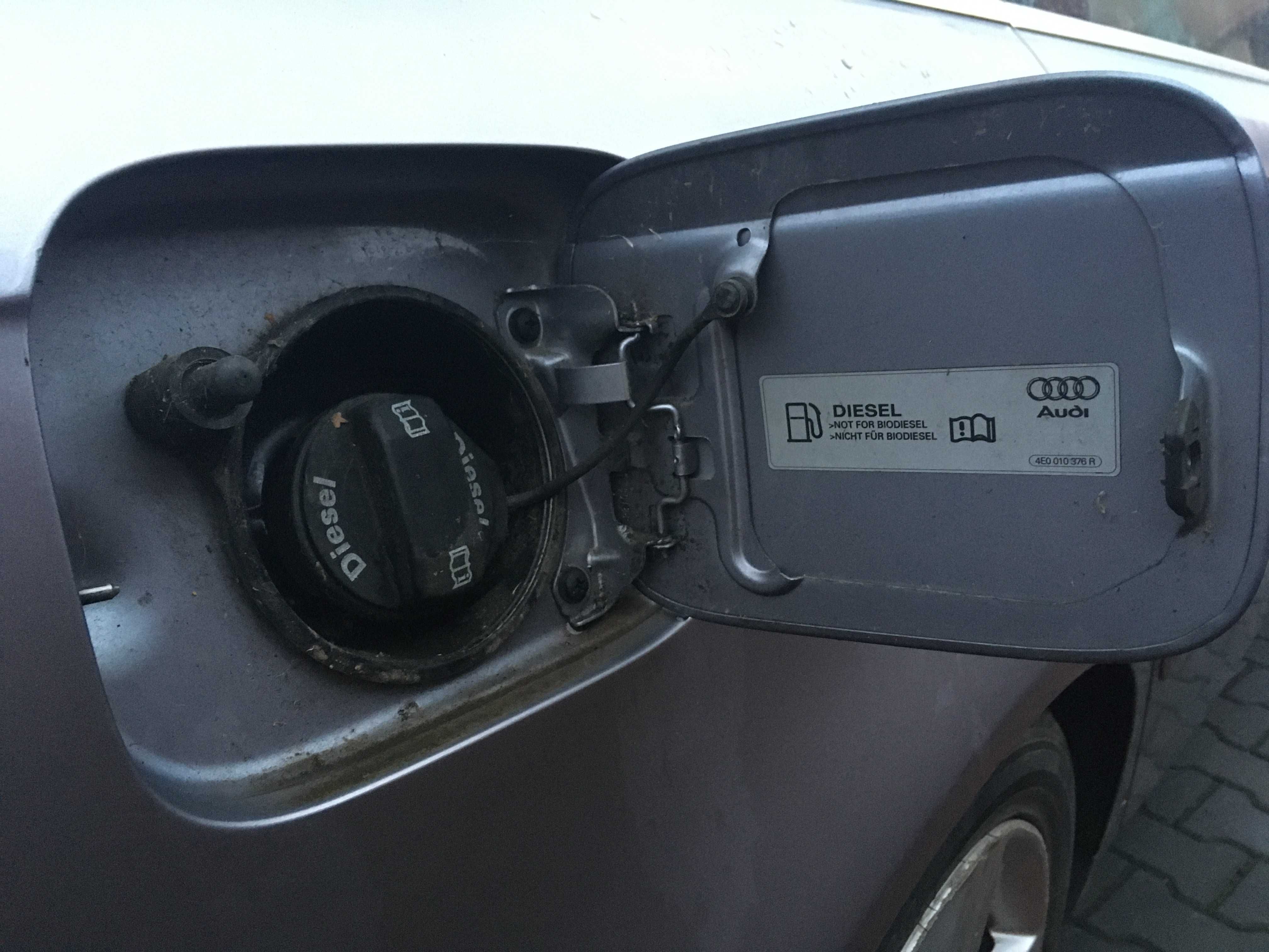 AUDI A4 B7 Klapka wlewu paliwa korek kolor LY7H