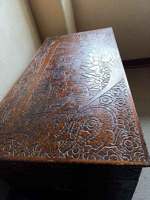 Baú madeira maciça antiga.