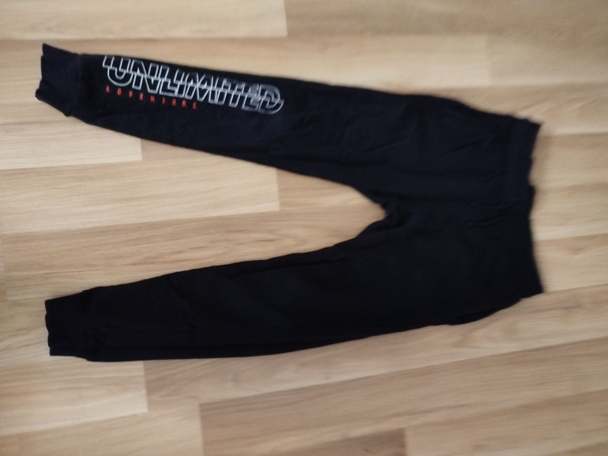 Spodnie dresowe 152