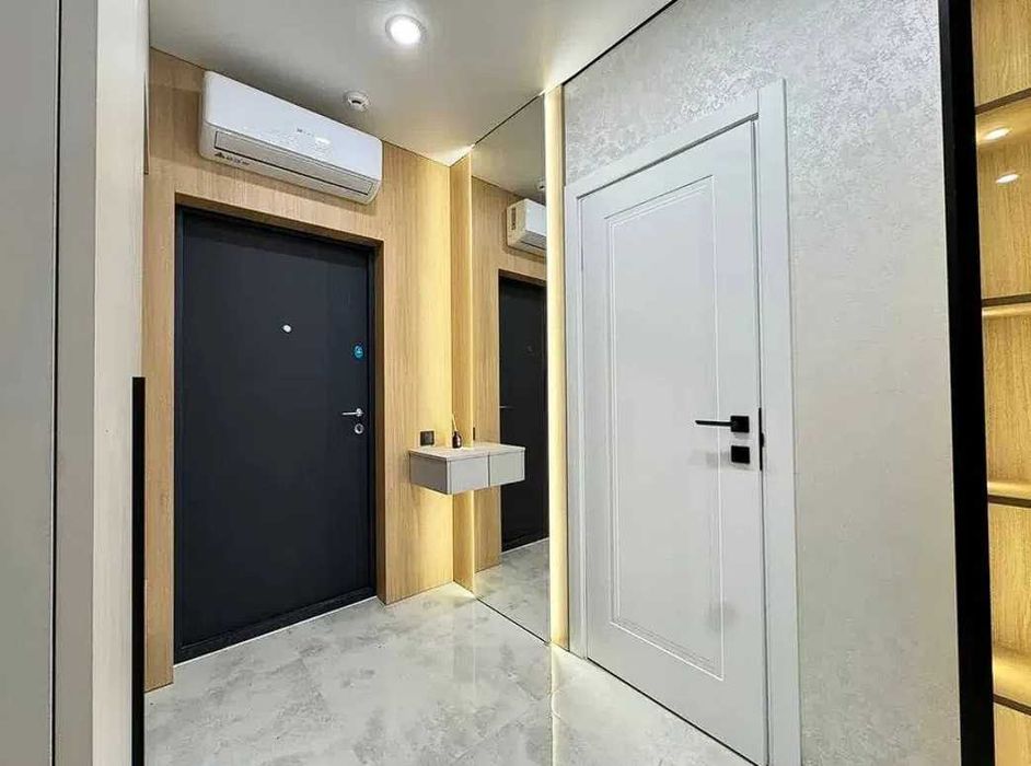 Сучасна однокімнатна поруч міського озера