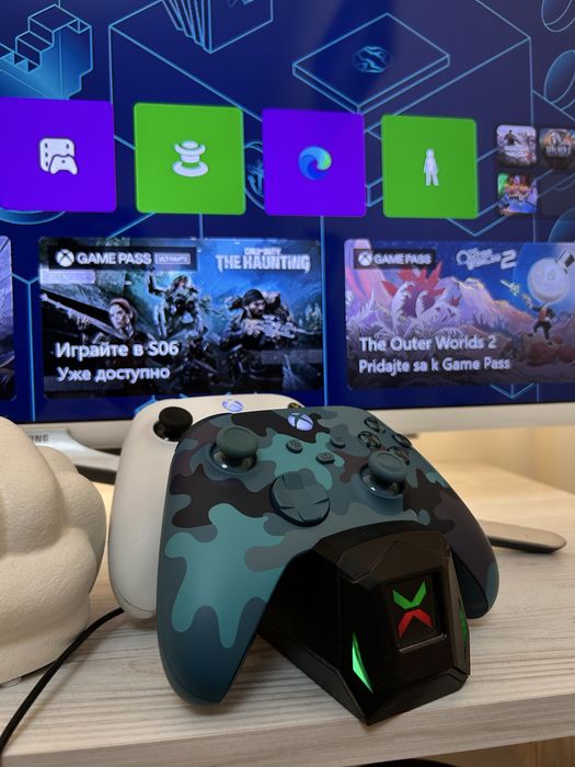 Продам Xbox series s з 2 джойстиками та зарядною станцією
