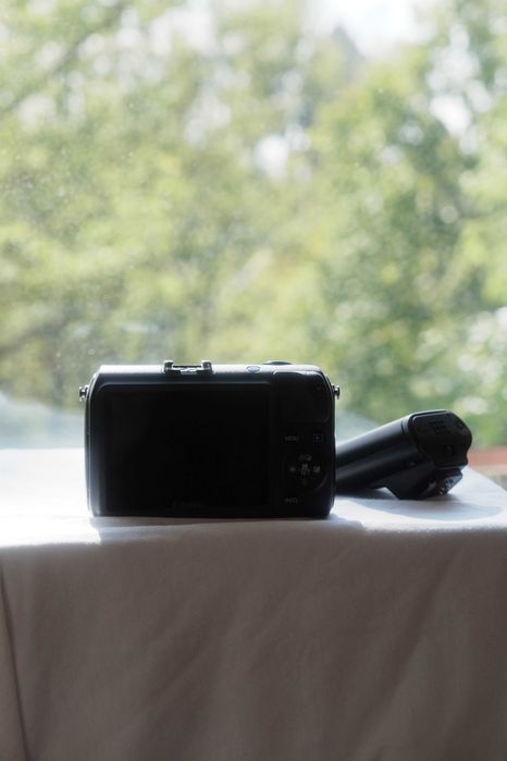 Aparat bezlusterkowy Canon EOS M bezlusterkowiec obiektyw lampa Speedl