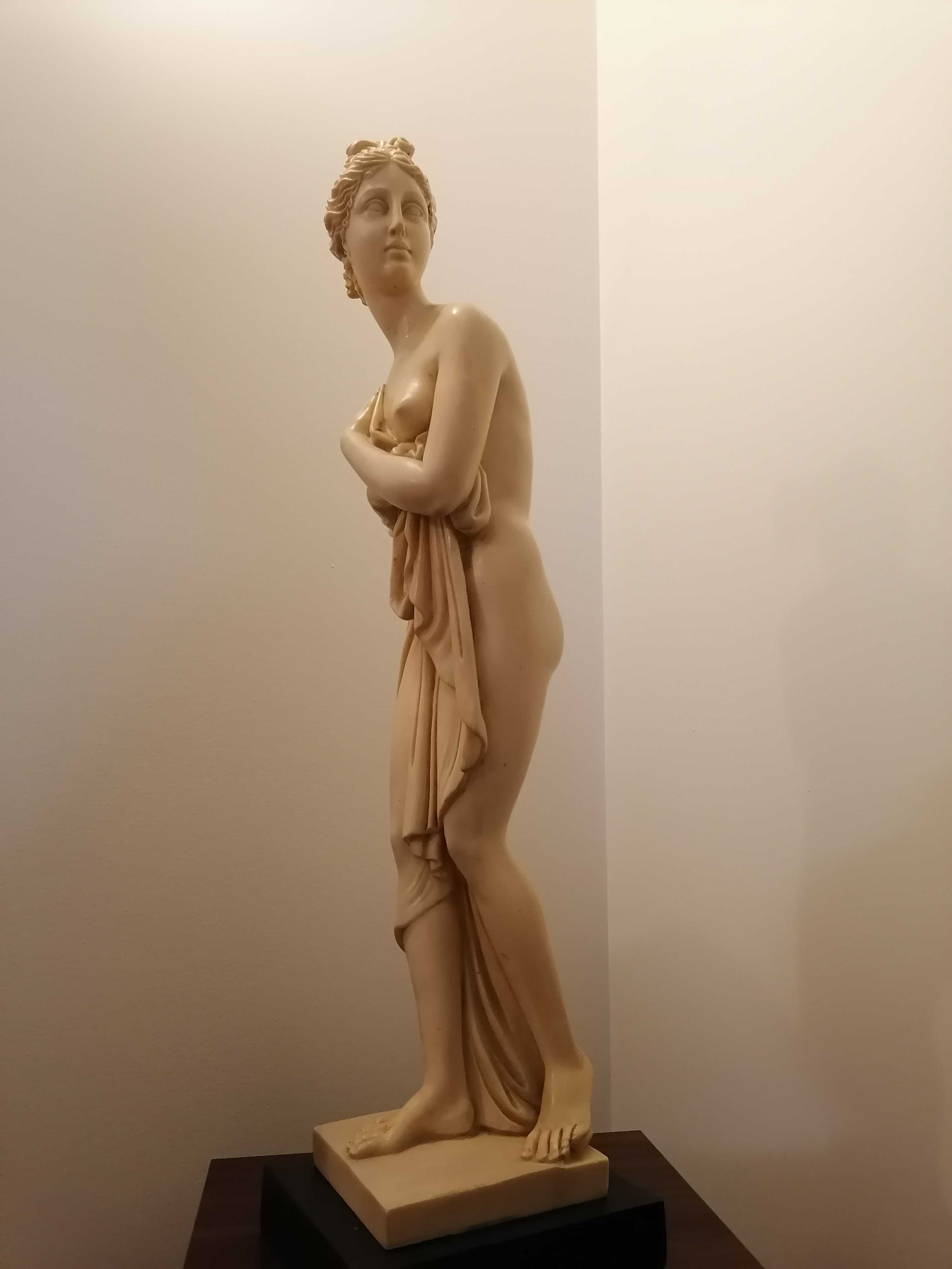 Estátua de mulher, de corpo inteiro, antiga, base em madeira pau preto