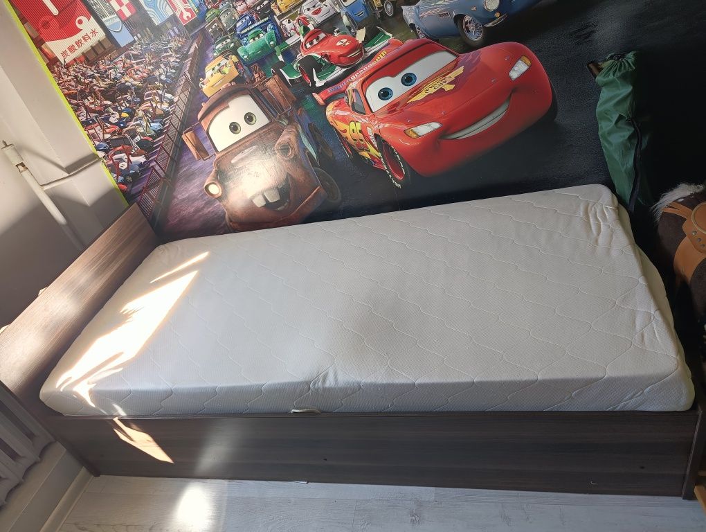 Łóżko z duzym schowkiem i materacem