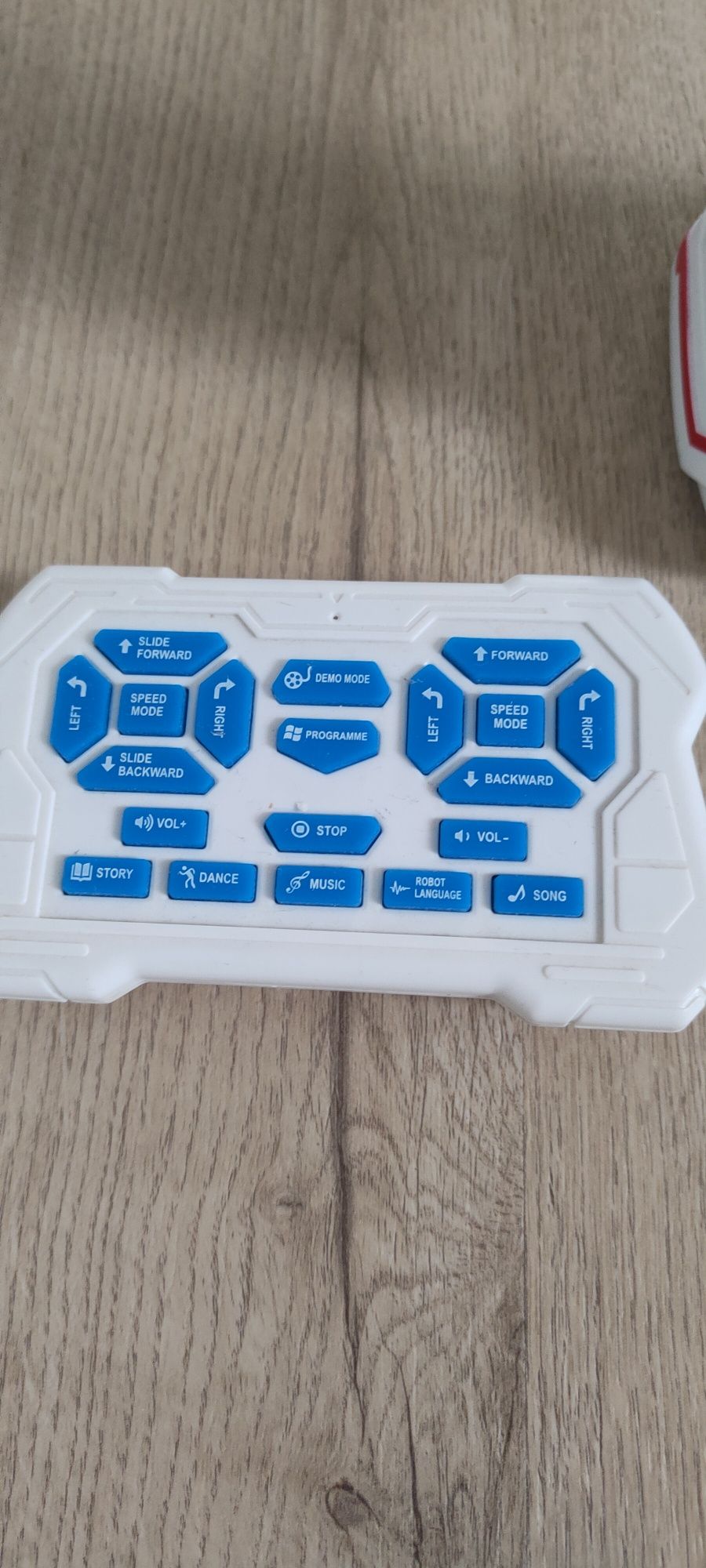 Robot, jeździ, gra