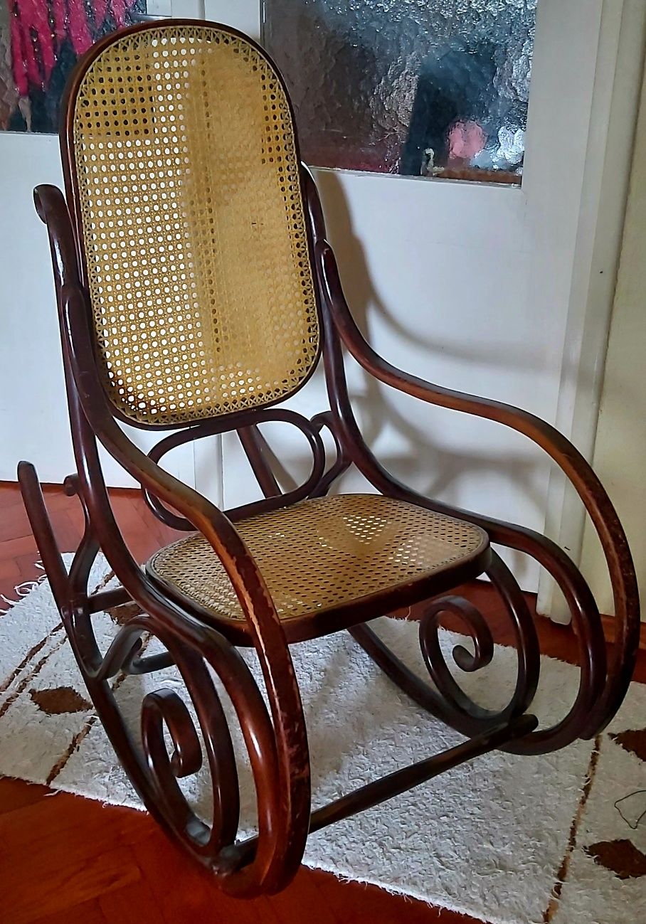 Fotel bujany z rattanem