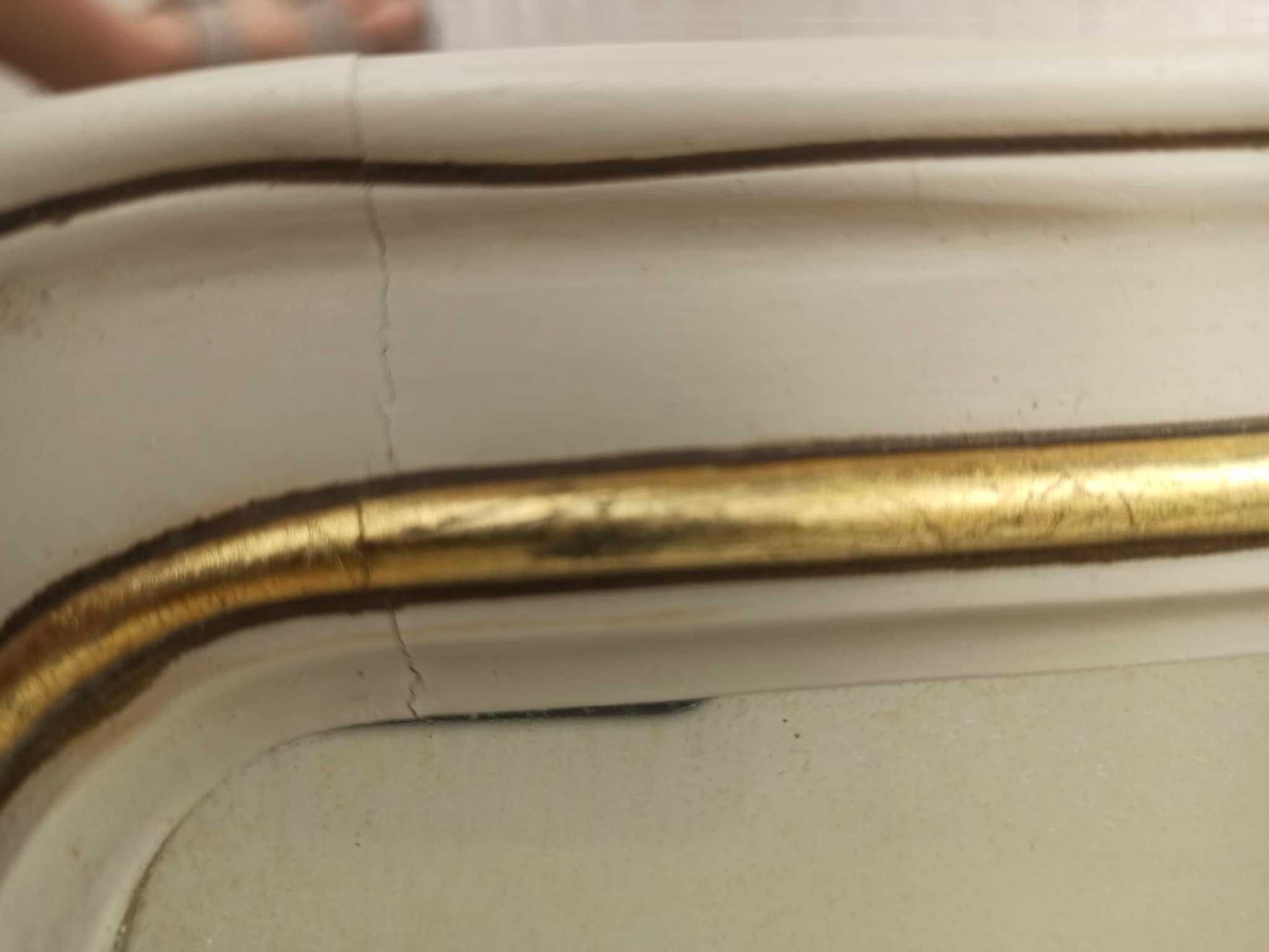 Espelho de parede, moldura em madeira tons branco e dourado