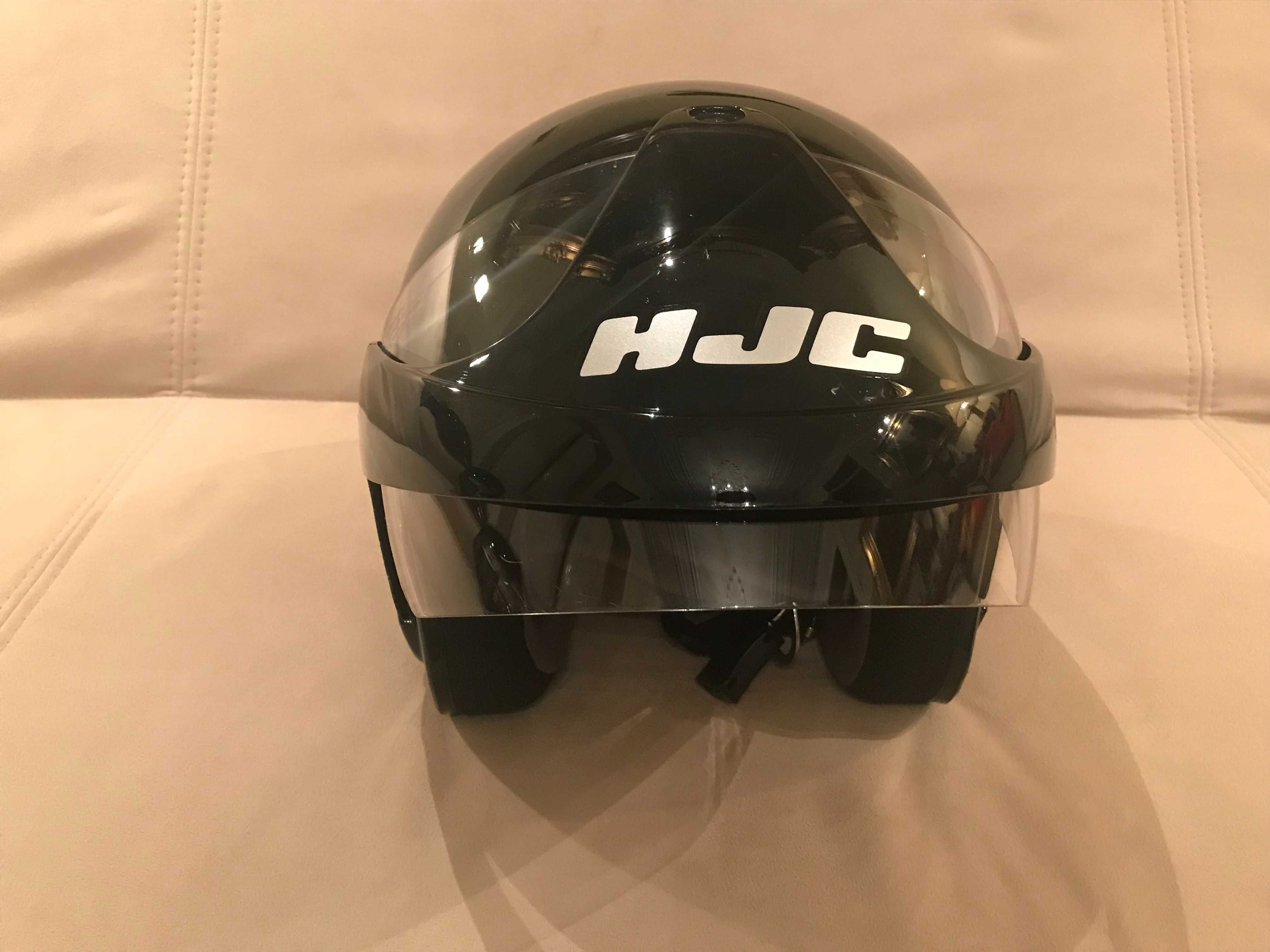 Capacete marca HJC aberto com viseira