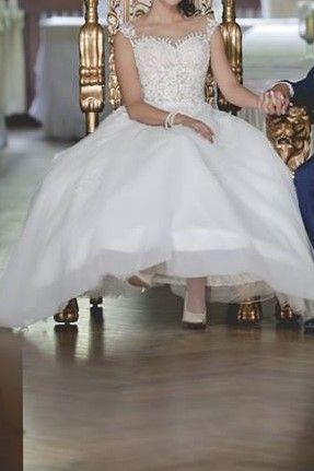 Suknia Ślubna plus welon wykończony koronką oraz pokrowiec.