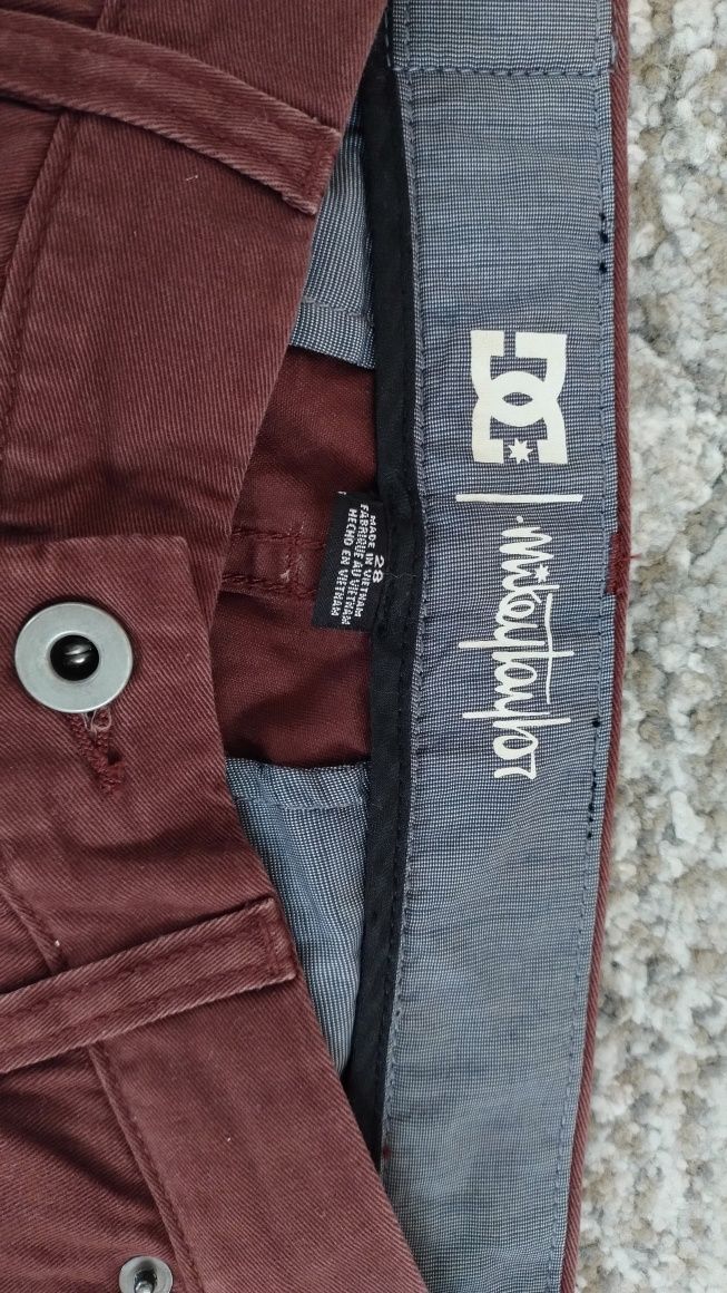 Spodnie DC Shoes, rozmiar 28 S, burgundowe