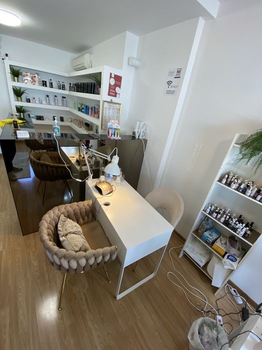 Mesa de Manicure Profissional – Espaço Pronto para Trabalhar | Amadora