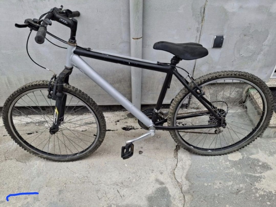 Bicicleta cinzenta usada