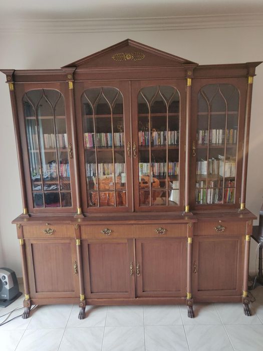 Móvel de Sala Clássico em Madeira com Vitrine