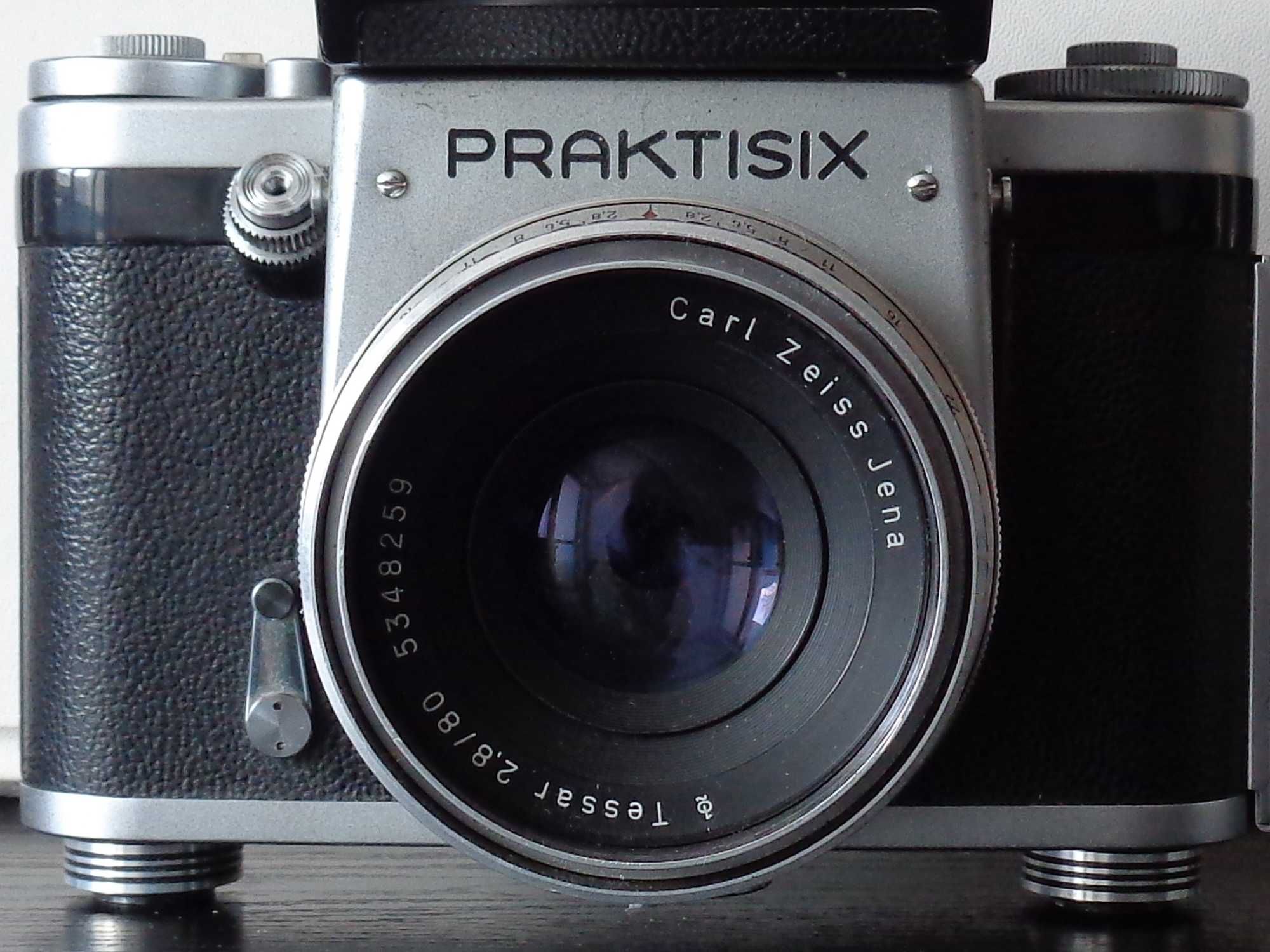 Praktisix + obiektyw Tessar 2,8/80 + pryzmat TTL - z Francji