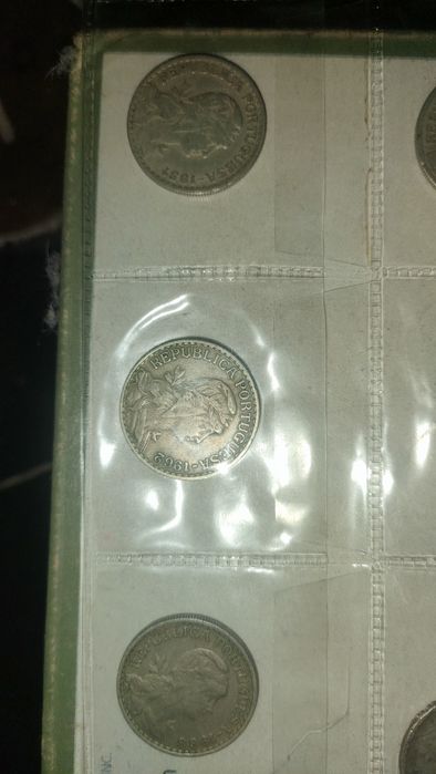 Nota de 50 escudos , moedas e outros