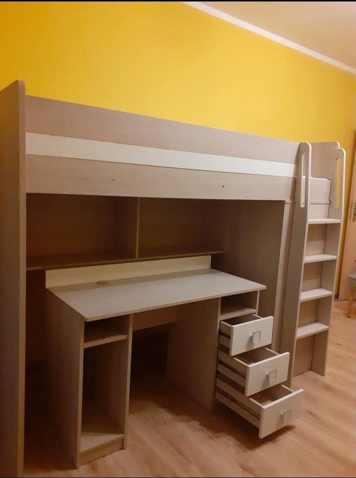 łóżko na piętrze z biurkiem