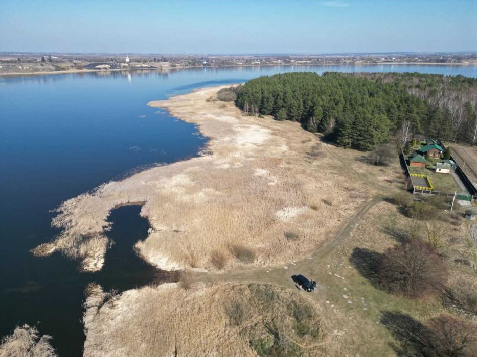 Продається  земельна ділянка у Хрінниках на березі Водосховища.