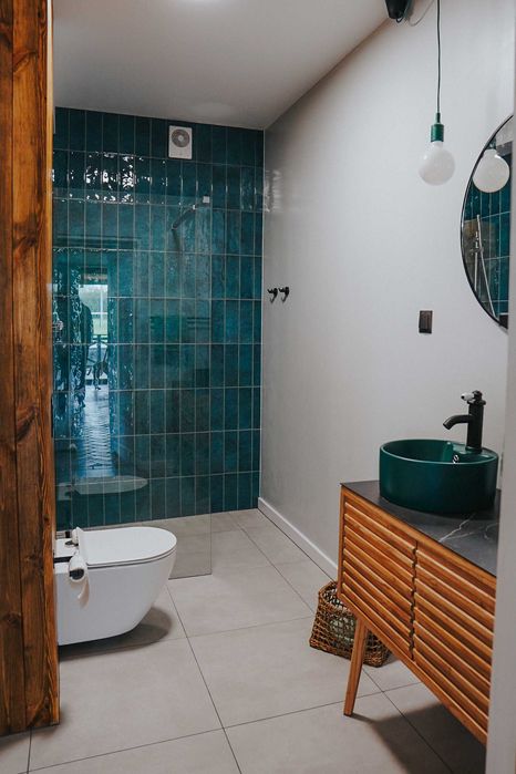 Dom domek na Mazurach nad jeziorem ogrodzony balia jacuzzi sauna