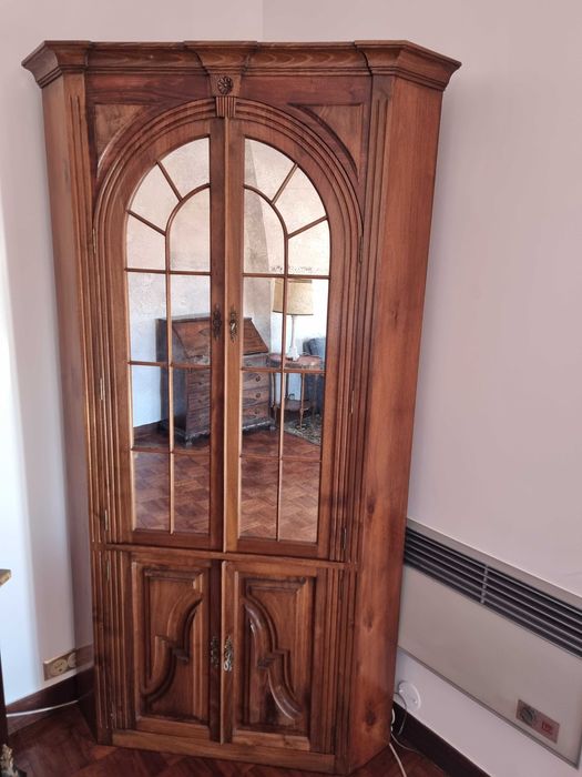 Móvel de canto em madeira maciça com portas espelhadas