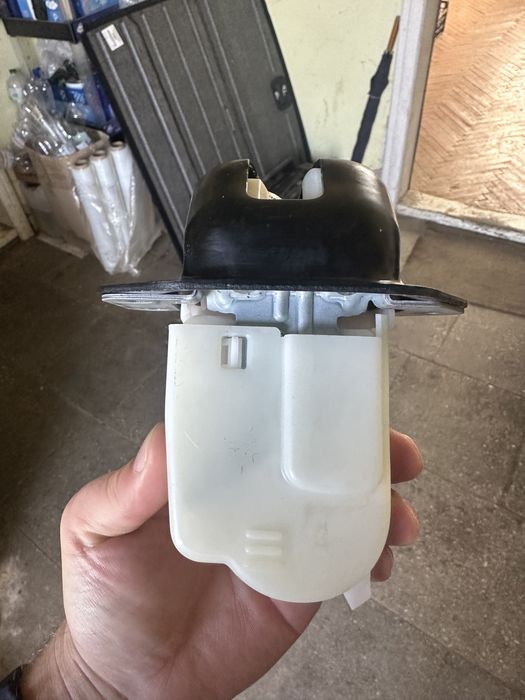 Замок кришки багажника ляди двері задної Nissan Juke F15 10-18