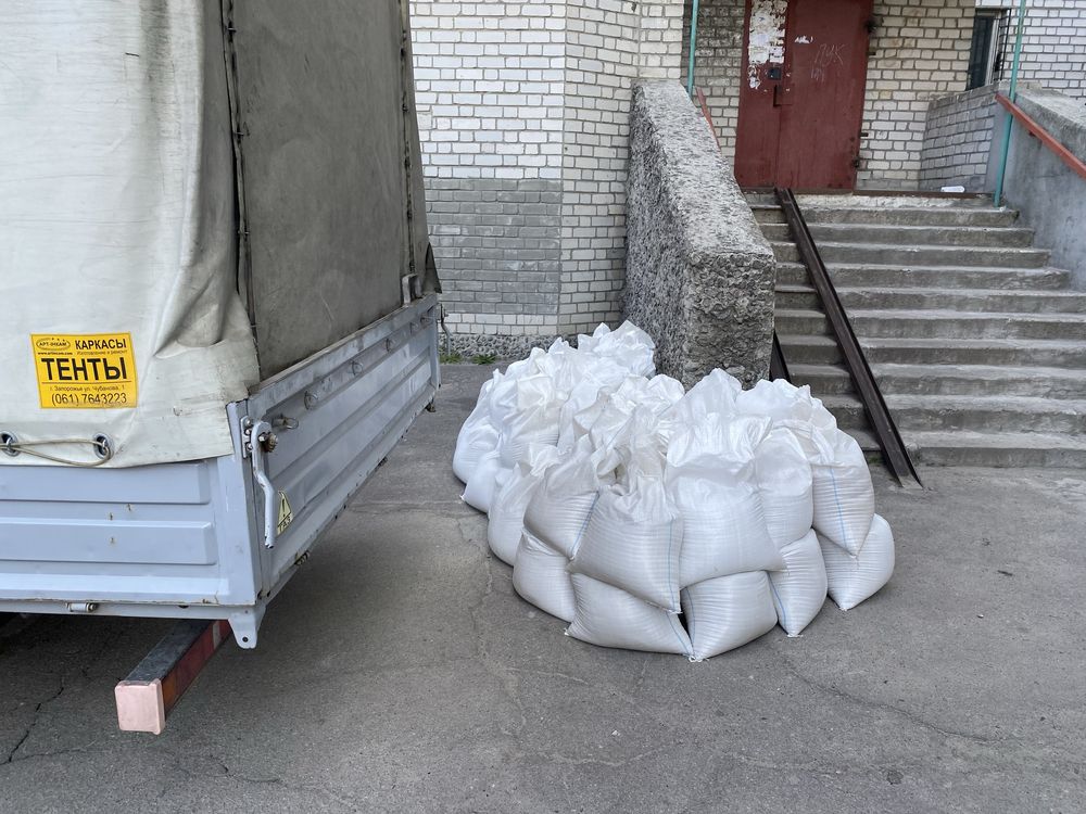 Пісок , щебінь в мішках.