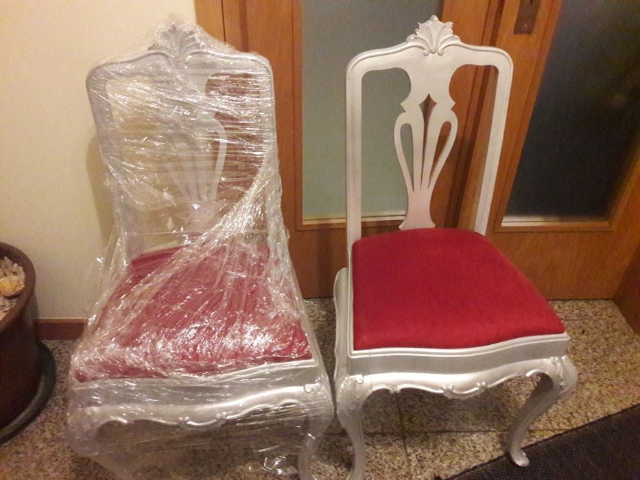 2 cadeiras prateadas