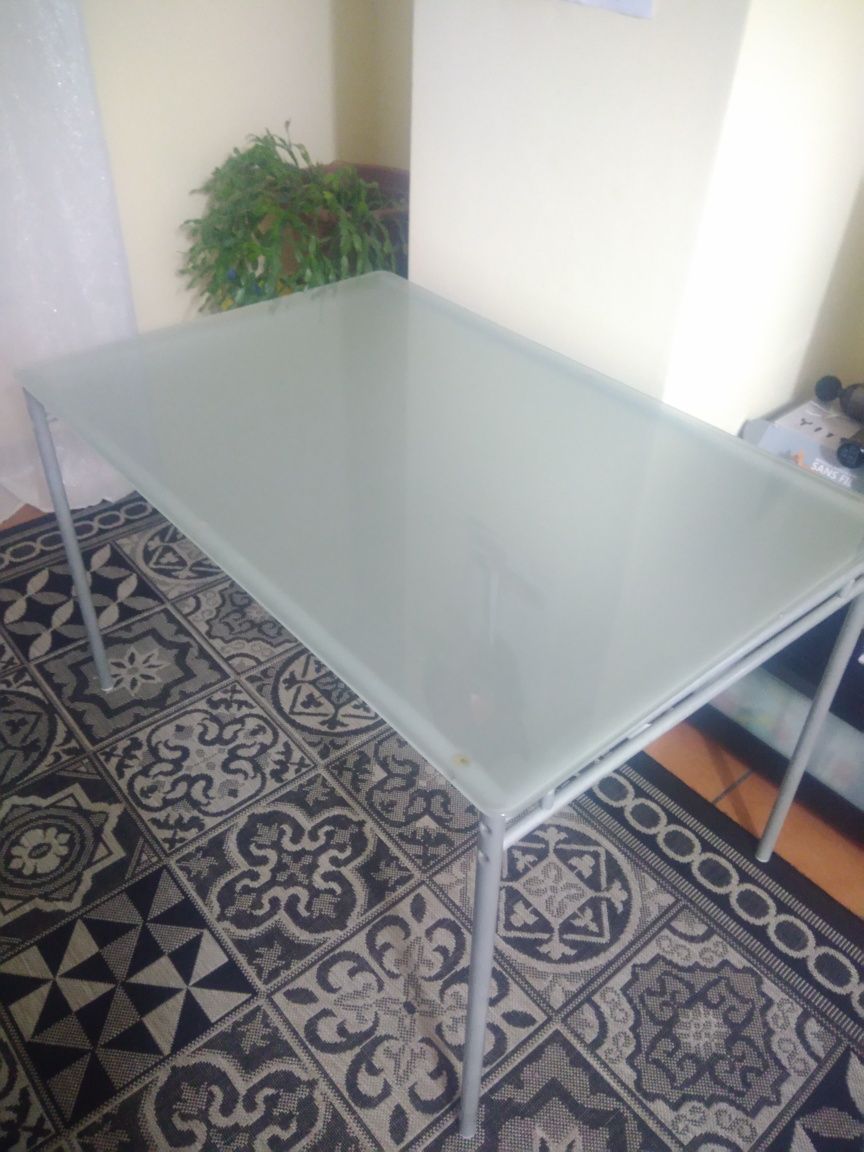 Mesa Ikea com tampo de vidro temperado