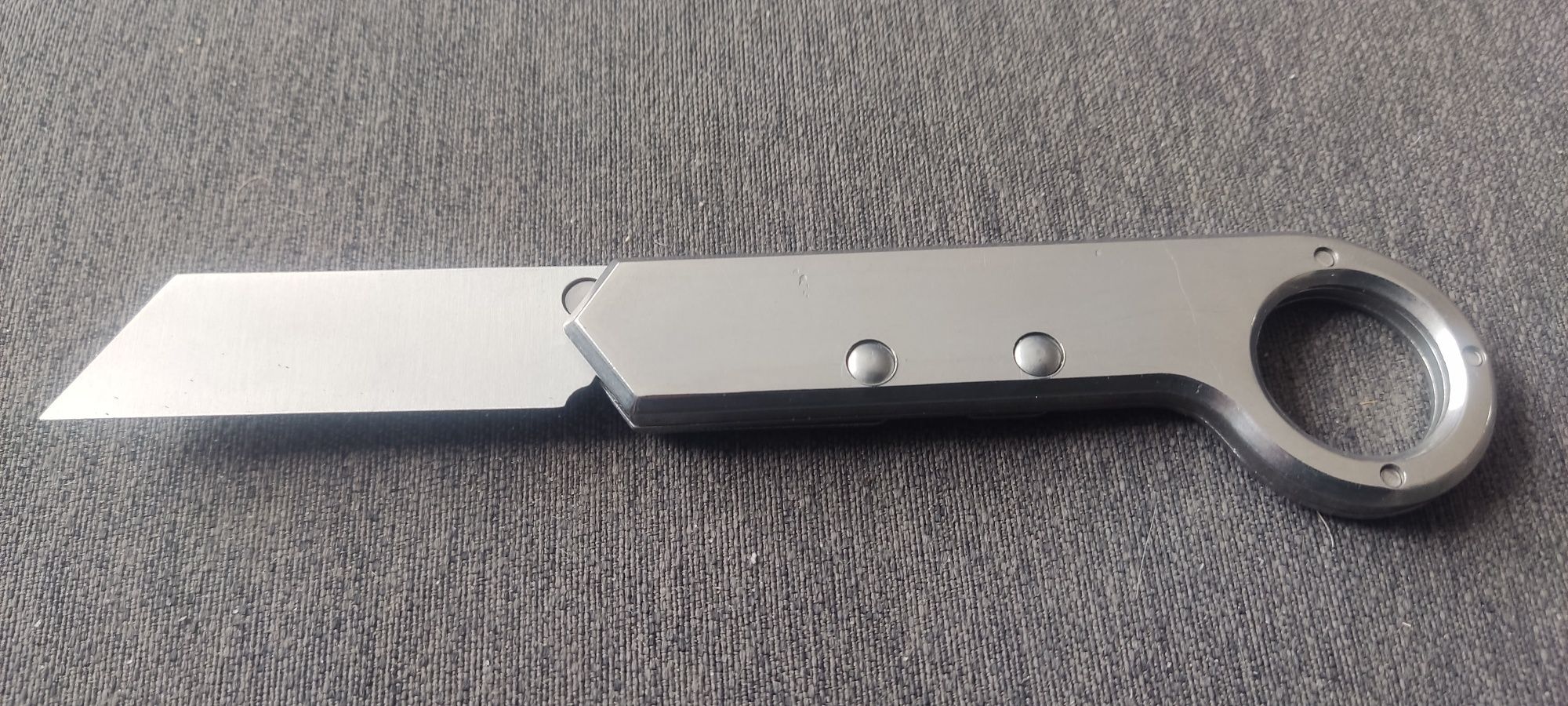 Nóż taktyczny mechaniczny chowany TANTO EDC R8