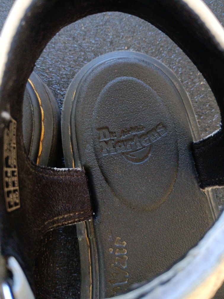 Sandálias Dr. Martens