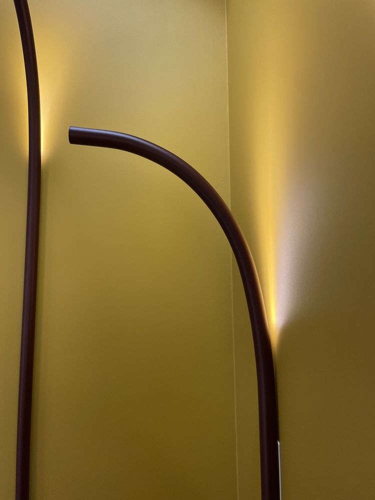 VARMBLIXT - podłużna, metalowa lampa ścienna LED w kolorze bordowym