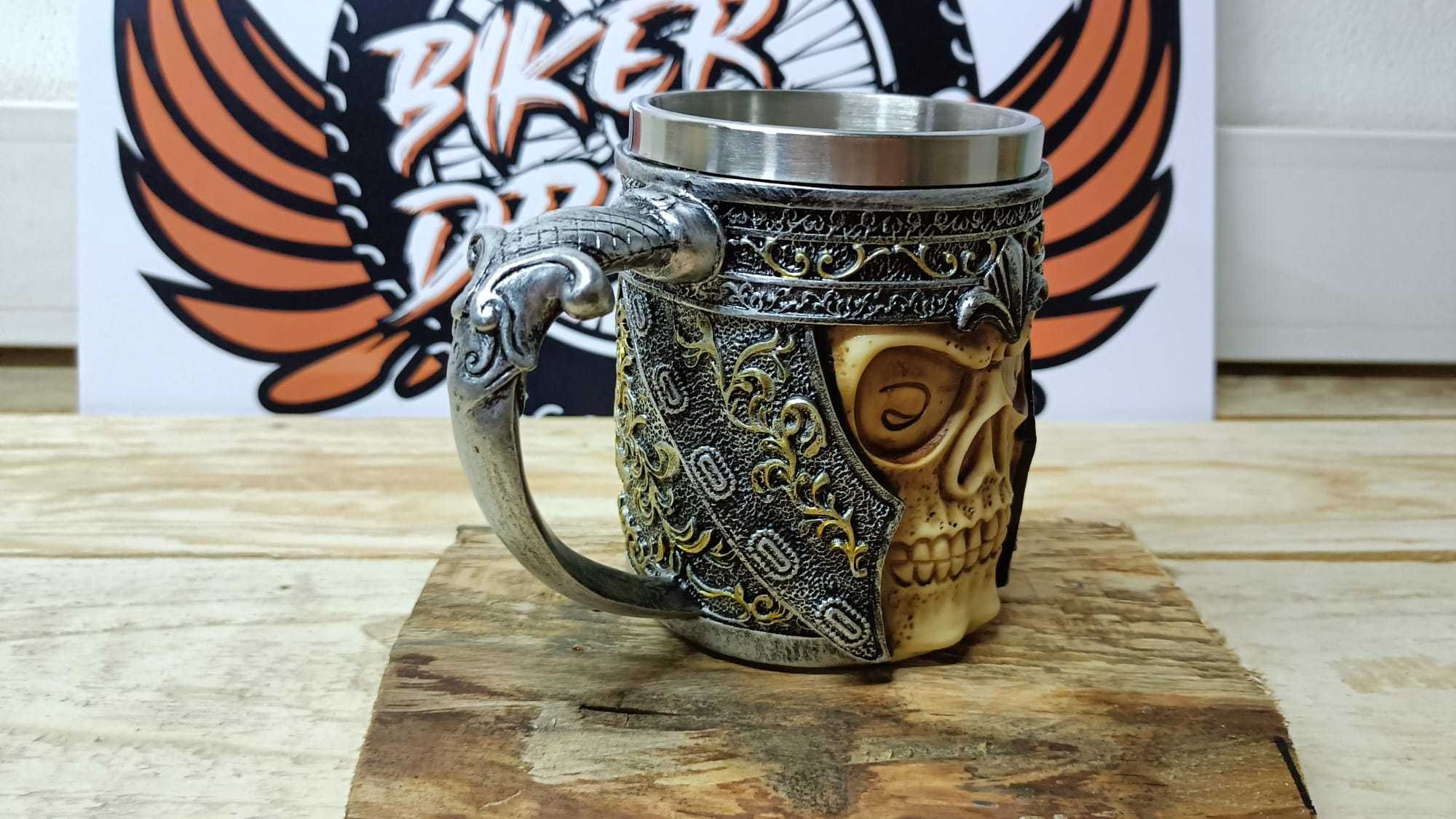 Caneca  de Caveira em Resina