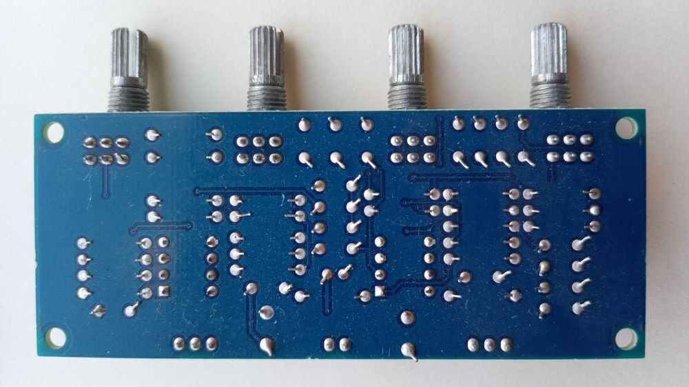 Предварительный стереофонический аудиоусилитель с темброблоком 12-24 В