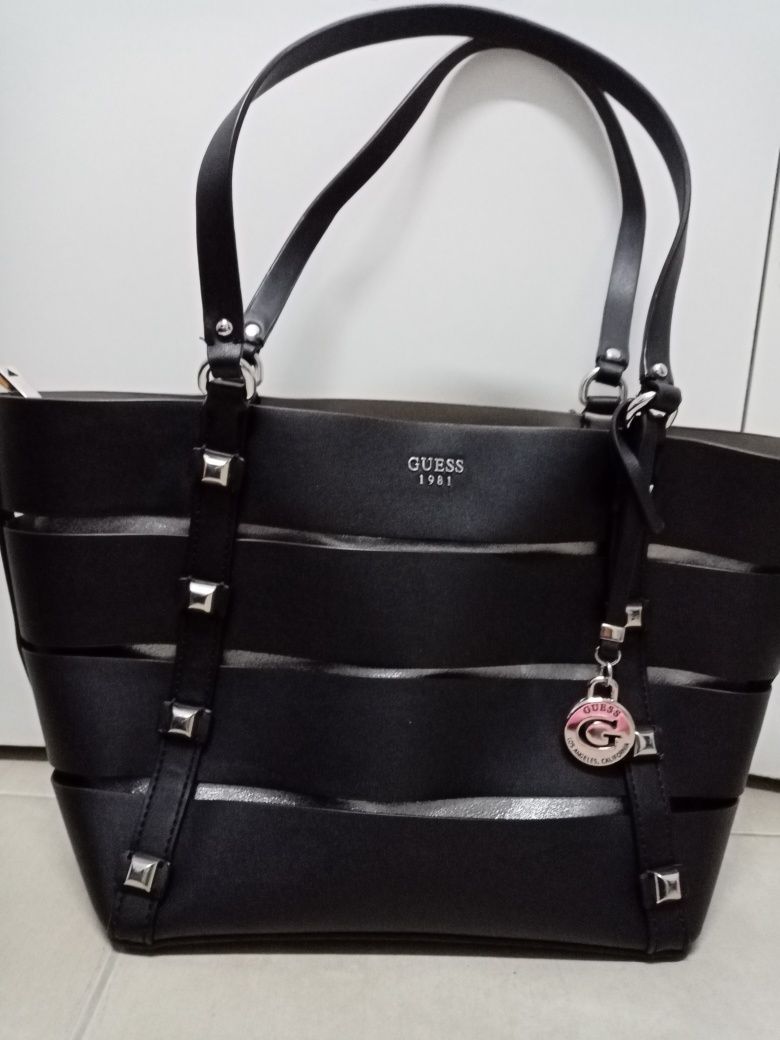 Mala shopper guess preta e prateada