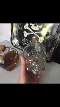 Бутылка стекло в форме черепа.