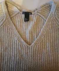 Beżowy sweter H&M rozmiar M z dekoldem w literę V