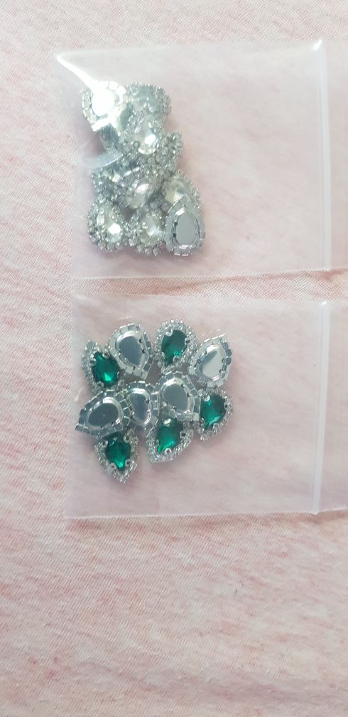 Strass verde e prateados p/vestido cerimónia -valor conjunto 20 unid.