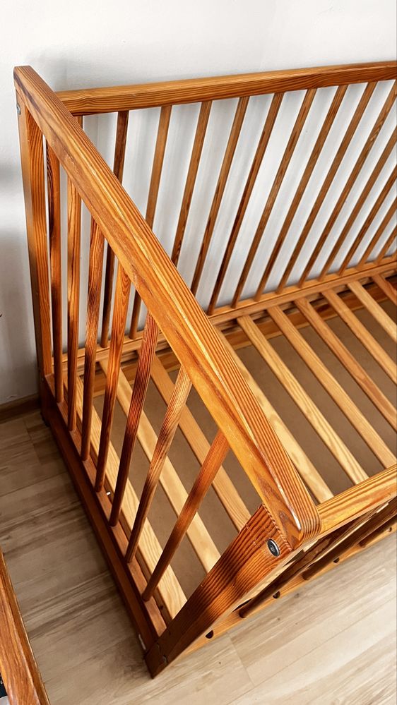 Łóżeczko dziecięce z pojemnikiem i materacem