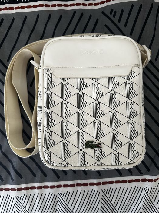 Bolsa lacoste.
