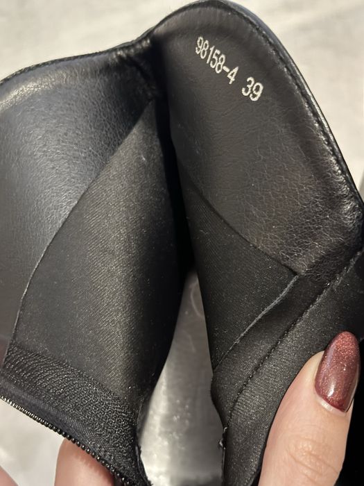 Чоботи чорні на підборах