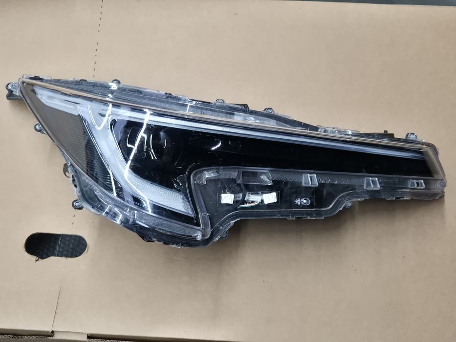 Toyota Corolla E21 E210 lift lampa prawa przednia  eu